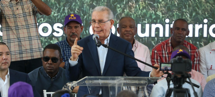 Hospitales del país están abandonados, asegura Danilo Medina