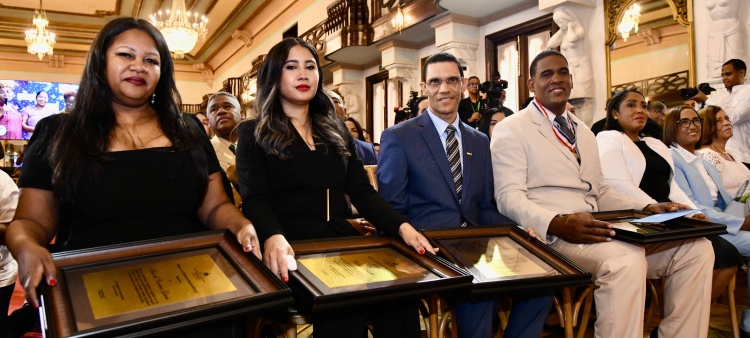 Ana opta por la enseñanza en lugar de una exitosa carrera en finanzas
