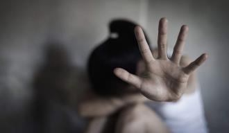 Protegida en la cama, castigada por decidir