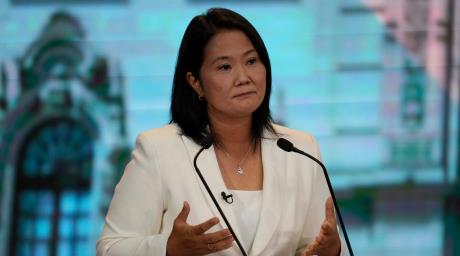 Keiko Fujimori acusa a Petro de inventar conflicto con Perú y lo tilda de guerrillero.