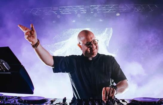 De Altar a Escenario: El Cura DJ que Hizo Bailar a Miles en España