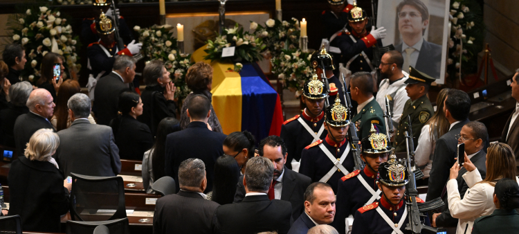 Despedida del senador Miguel Uribe, precandidato presidencial, por parte de los colombianos en su capilla ardiente.