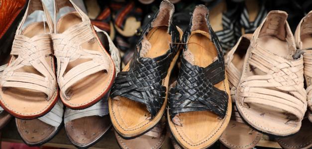 Adidas se disculpa por imitación de sandalia; comunidad mexicana considera demandar compensación