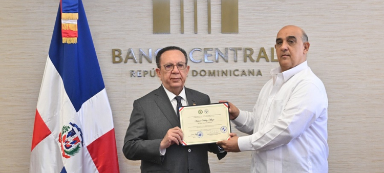 Reconocimiento al Gobernador Valdez Albizu por el Colegio Dominicano de Economistas
