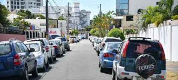 Invasión de vehículos mal estacionados en las aceras y espacios públicos del Gran Santo Domingo