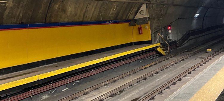 Opret retira plafones caídos en la estación Rosa Duarte de la Línea 2 del Metro de Santo Domingo.