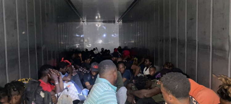 Interceptan furgón con 79 haitianos indocumentados en operativo de Migración