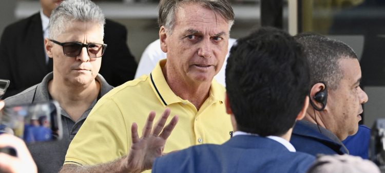 Exámenes médicos obligan a Bolsonaro a dejar prisión domiciliaria a pocas semanas del veredicto