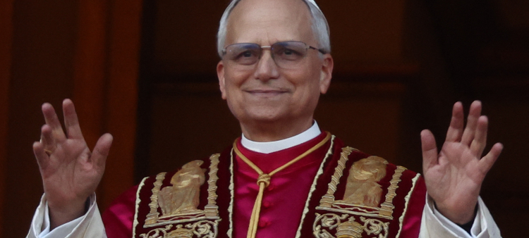 “Obispo Castro Marte Conmemora los Primeros 100 Días del Papa León XIV”