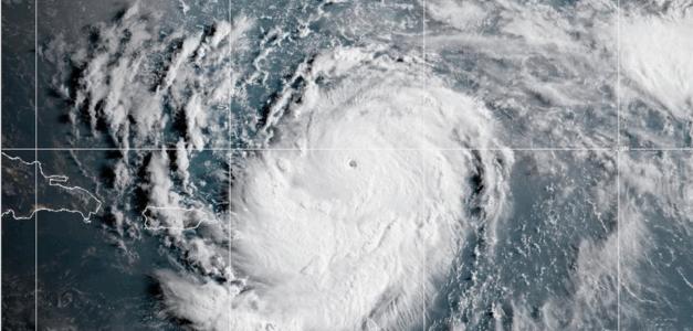 El huracán Erin se debilita y disminuyen las posibilidades de tocar tierra.