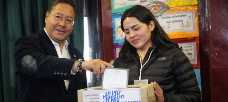 El presidente de Bolivia vota y promueve un proceso electoral democrático