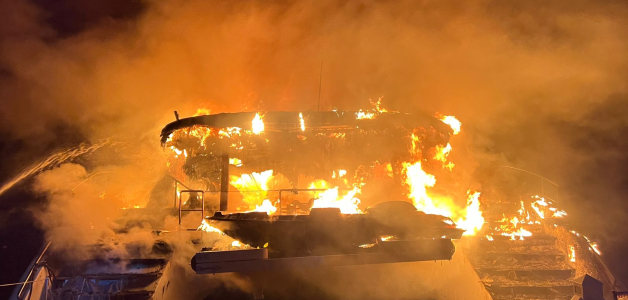 Incendio en la bahía de Luperón: Rayo consume catamarán de empresario santiaguero