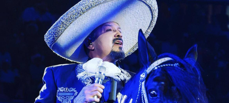 Pepe Aguilar responde a las políticas migratorias de EE. UU. montando a caballo y con música.
