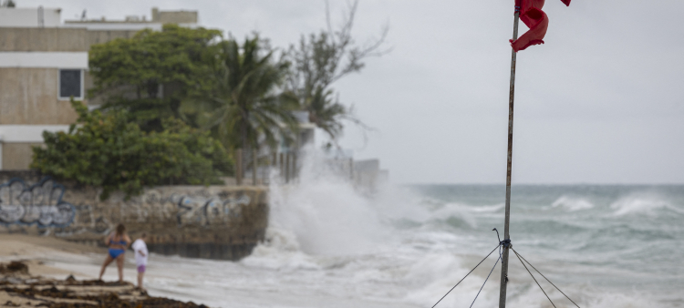 Impacto del Huracán Erín: 150,000 personas sin electricidad en Puerto Rico