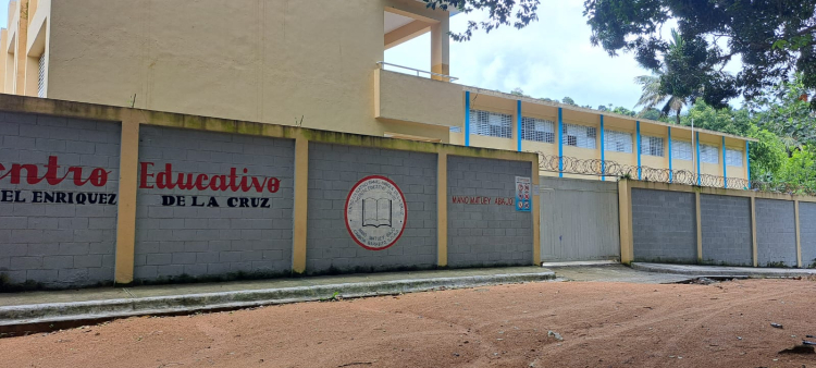 Estudiantes atraviesan río para ir a clases en Cambita Garabitos