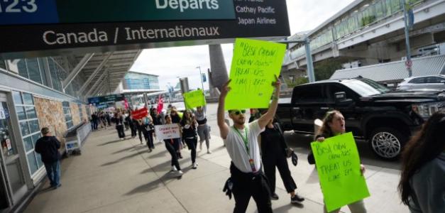 Declaran ilegal la huelga de 10,000 auxiliares de vuelo de Air Canada, impactando operaciones.
