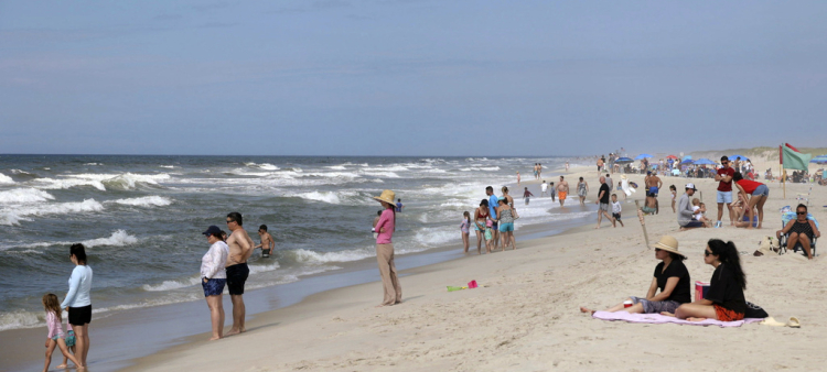 Cierre temporal de playas en Nueva York debido al oleaje del huracán Erin