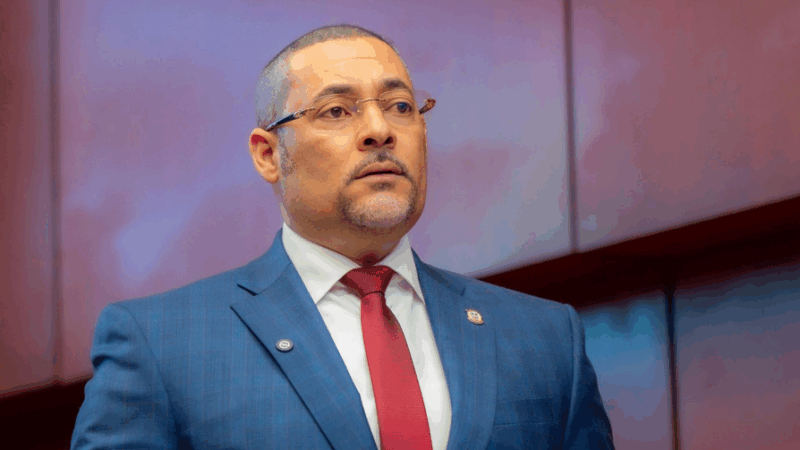 Alerta del Senador de La Romana sobre apagones de hasta 15 horas que afectan a varias provincias.