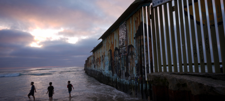 EEUU planea pintar de negro el muro fronterizo con México para prevenir escaladas
