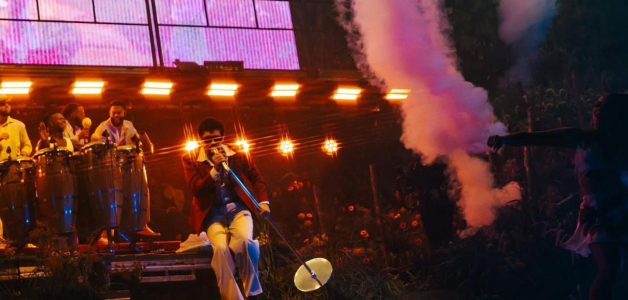 Bad Bunny hace bailar a personas sordas con sus intérpretes de señas.