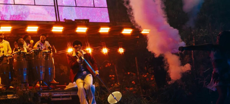Bad Bunny hace bailar a personas con discapacidad auditiva con intérpretes de señas