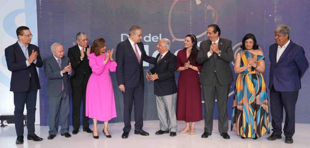 Reconocimiento a la destacada trayectoria del doctor Castaños Guzmán en el hospital