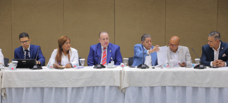 Reforma presupuestaria de Magín Díaz enfatiza inversión pública sin alterar presupuesto educativo del 4%