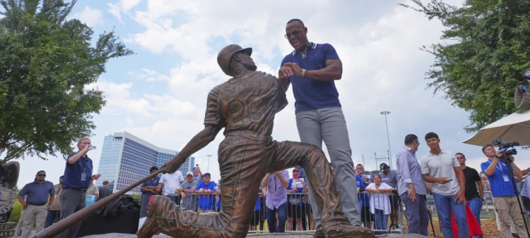 Adrian Beltré, el legendario jugador de béisbol, inmortalizado con una estatua en Arlington