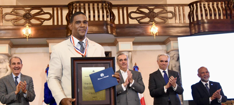 Premio a la Excelencia Magisterial: Erodys Santana destaca por enseñanza deportiva en el aula