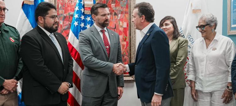 Visita de Delegación de EE. UU. para Intercambiar Ideas Comerciales