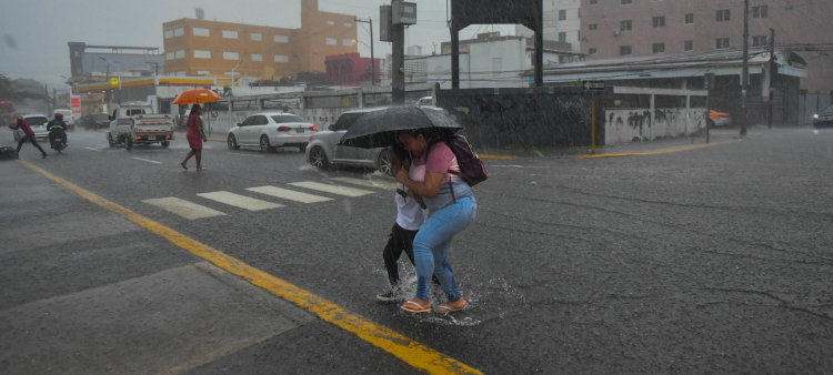 Onda tropical provoca lluvias en República Dominicana con alerta por viento y oleaje causado desde Haití.