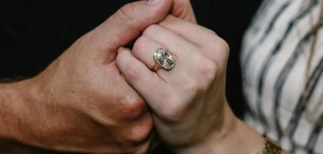El anillo de compromiso de Taylor Swift: un diamante antiguo diseñado por Travis Kelce