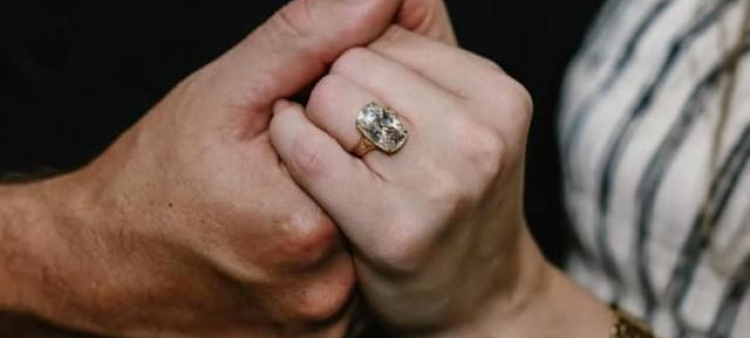 El anillo de compromiso de Taylor Swift: un diamante antiguo diseñado por Travis Kelce.