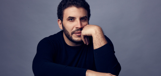Elías Serulle: De la mercadotecnia y las letras al “stand-up comedy” y la televisión dominicana