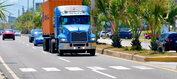 Llamado de Intrant a Transportistas de Carga para Circular por el Carril Derecho en Autopistas y Carreteras