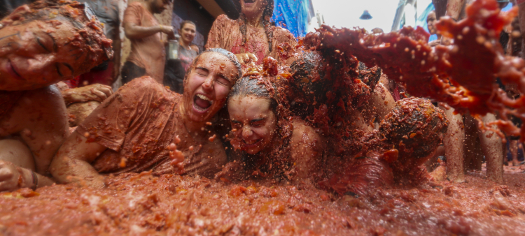 La Tomatina de España: Más de 22,000 personas en una batalla de tomates