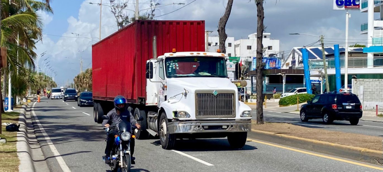 Camiones continúan utilizando carril izquierdo en la Capital a pesar de regulación del Intrant