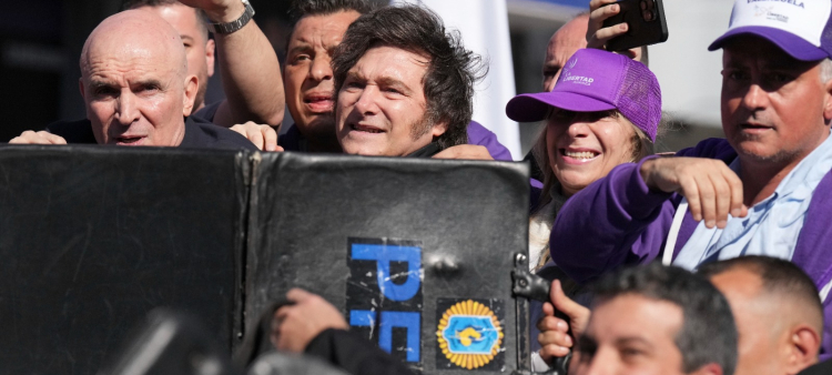 Evacuación del presidente Javier Milei de un acto electoral debido a incidentes con manifestantes opositores
