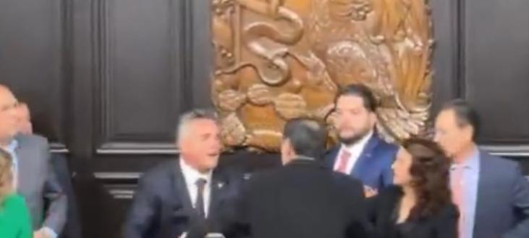 Senadores en México se enfrentan físicamente con himno de fondo