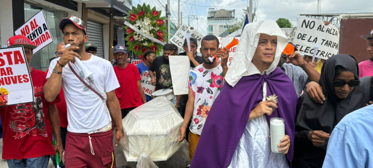 Manifestación en Moca por apagones: Policía utiliza bombas lacrimógenas