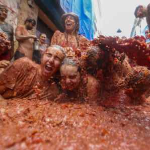 La Tomatina: 22,000 personas en España se enfrentan en la famosa batalla de tomates.