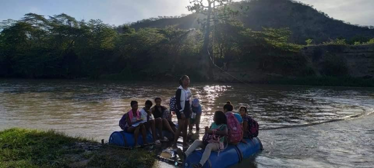 Estudiantes cruzan río para iniciar nuevo año escolar en Tamayo