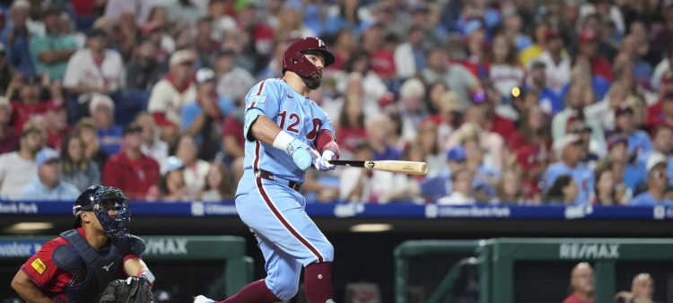 Kyle Schwarber brilla con 4 jonrones y 9 carreras impulsadas en la victoria de los Filis por 19-4 sobre los Bravos.