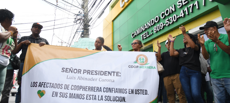 Protesta de afectados por fraude en Coop-Herrera frente a la Fiscalía de Santo Domingo