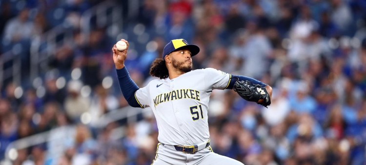Freddy Peralta logra su victoria número 16 lanzando seis entradas en blanco.