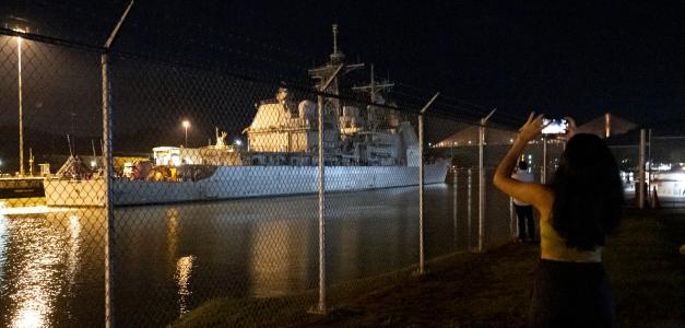 Buque lanzamisiles de EE. UU. navega por el canal de Panamá hacia el Caribe