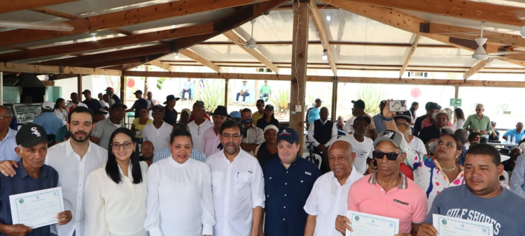 Entrega del Gobierno: 46 millones y 55 títulos provisionales para parceleros de Monte Grande