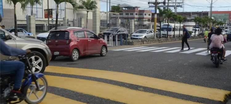 Riesgos de los “policías acostados” en la carretera Mella: una preocupación para los conductores