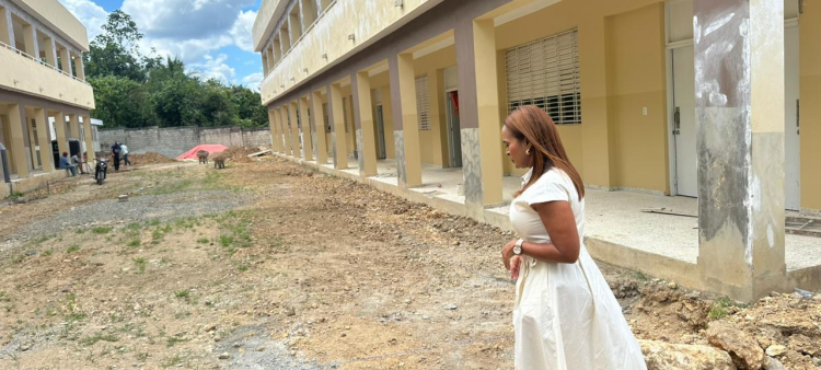 Estudiantes en Tenares recibirán clases en funeraria debido a retraso en la reapertura del liceo