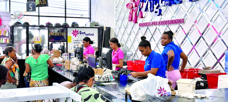 Empleo de trabajadores dominicanos en tiendas chinas en lugar de haitianos